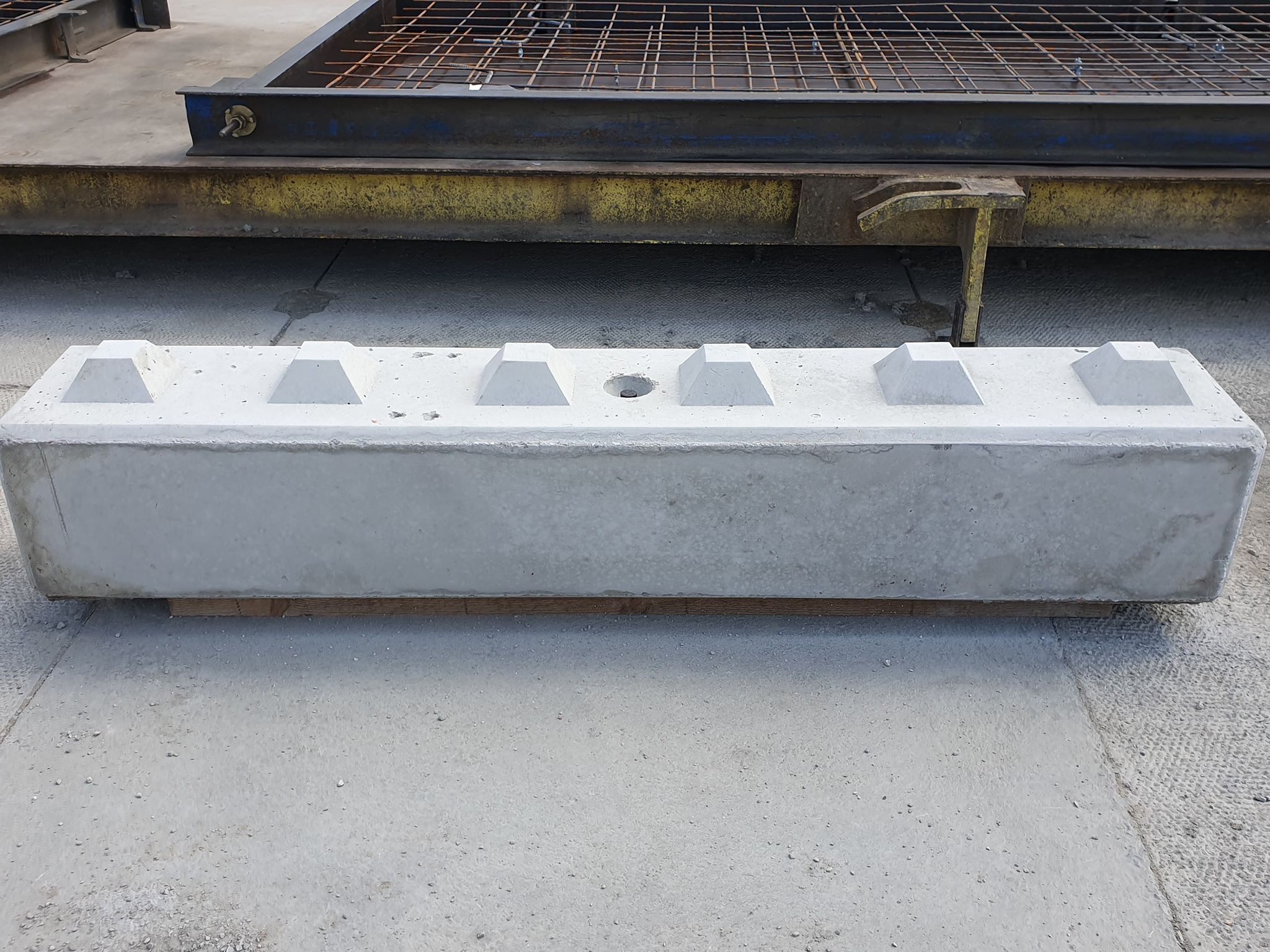 Betonblok tzw. klocki z betonu o wymiarach 30x30x180
